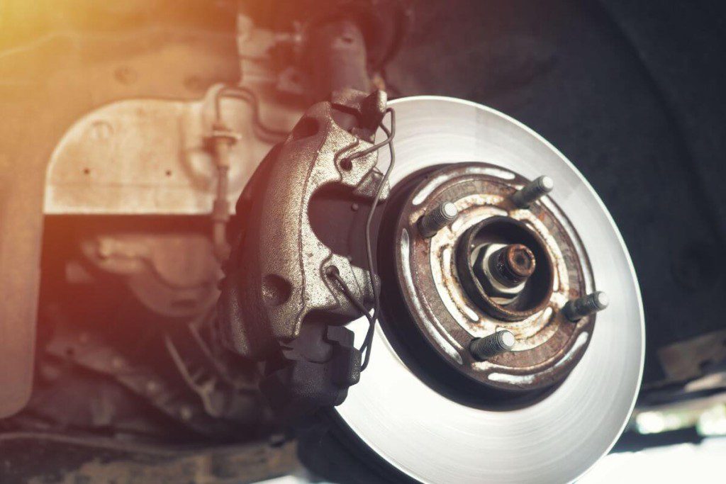 Cypimas stabdant. Automobilio stabdziu trinkeles