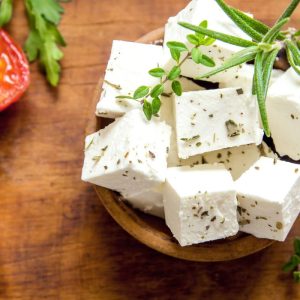 Feta sūris, jo atsiradimas ir 3 idėjos, ką pagaminti.
