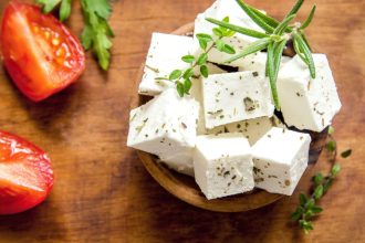 Feta sūris, jo atsiradimas ir 3 idėjos, ką pagaminti.