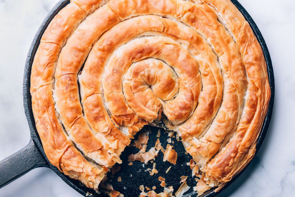 Feta sūris, jo atsiradimas ir 3 idėjos, ką pagaminti. Feta pyragas su daržovėmis ir filo tešla