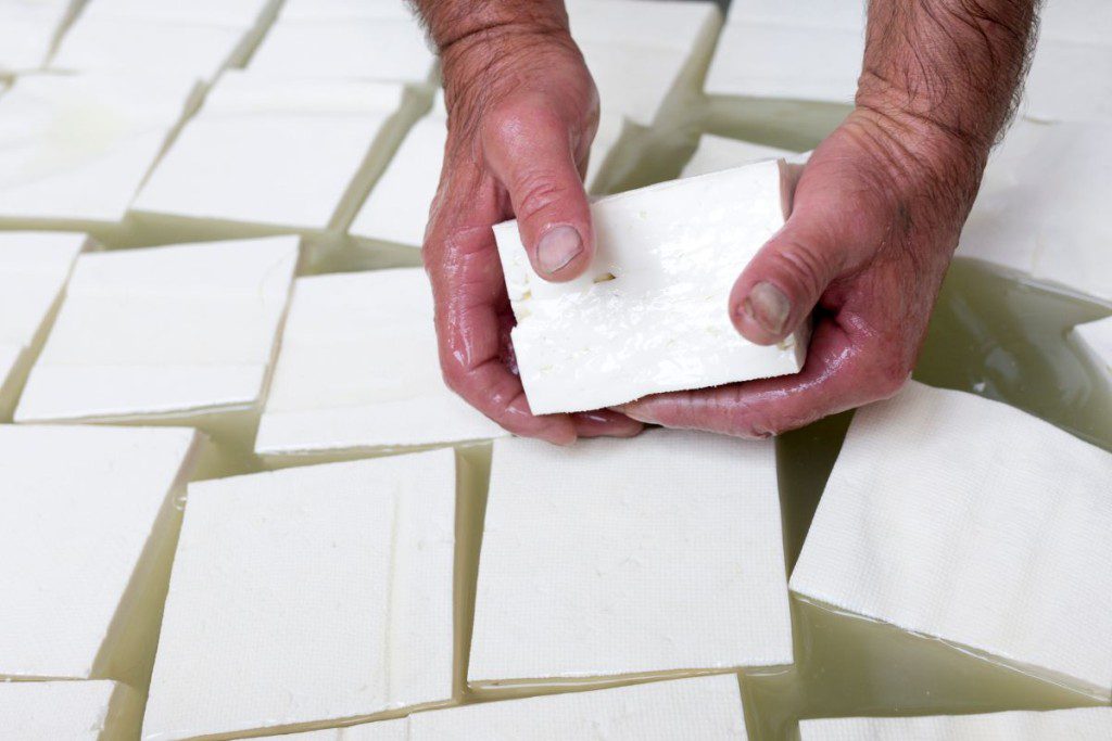 Feta sūris, jo atsiradimas ir 3 idėjos, ką pagaminti. Feta sūrio gamybos procesas