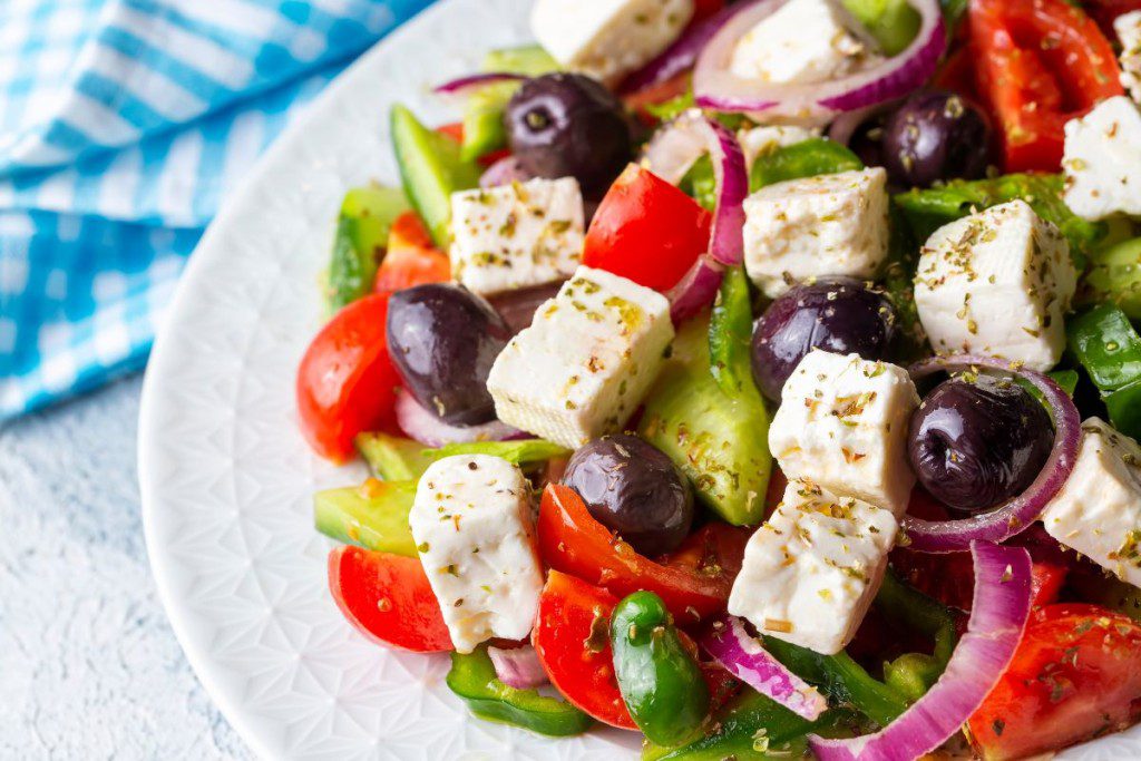 Feta sūris, jo atsiradimas ir 3 idėjos, ką pagaminti. Graikiškos salotos