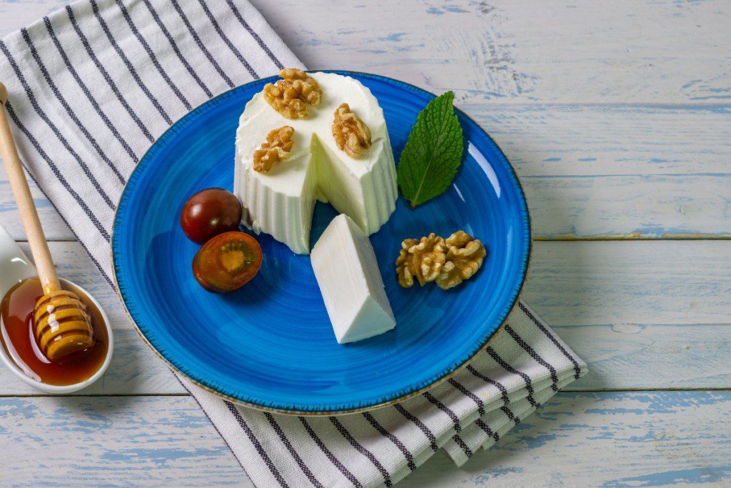 Feta sūris, jo atsiradimas ir 3 idėjos, ką pagaminti. Keptas feta sūris su riešutais ir medumi