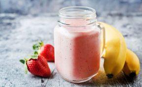 Gardus braškių ir bananų kokteilis