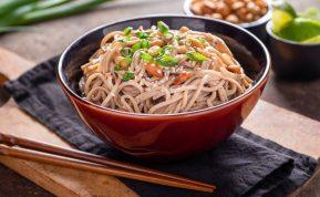 Greitai paruošiami makaronai su riešutų sviesto padažu