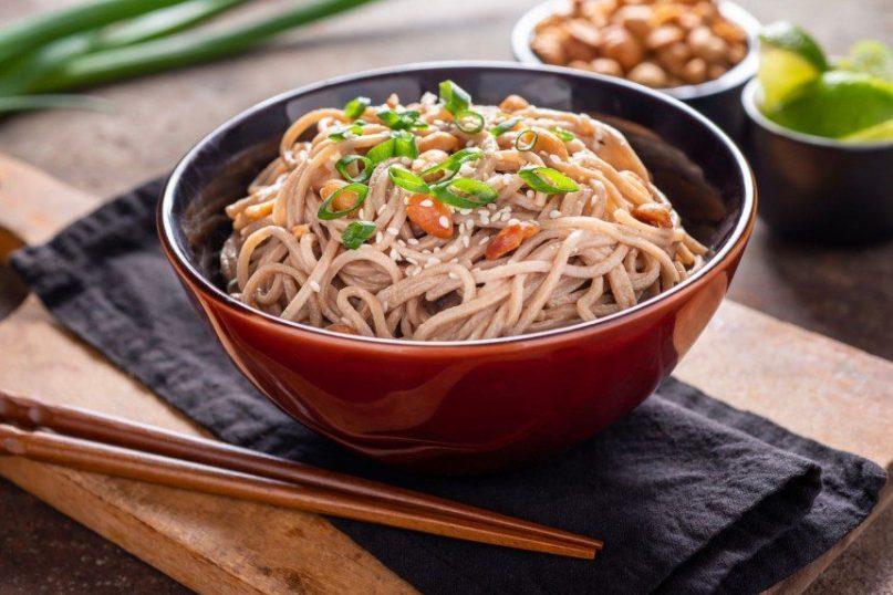 Greitai paruošiami makaronai su riešutų sviesto padažu