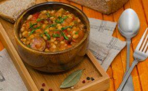 Greitas dešrelių troškinys: ekonomiška vakarienė šeimai