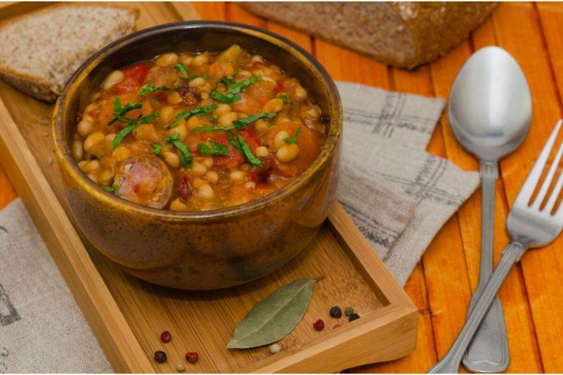 Greitas dešrelių troškinys: ekonomiška vakarienė šeimai