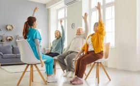 Grupinė kineziterapija: kodėl kartu sveikti efektyviau ir smagiau?