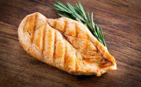 Gydytojas papasakojo, kodėl vištieną vertėtų valgyti ne dažniau nei tris kartus per savaitę