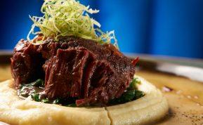 Ilgai troškinta jautiena raudonajame vyne