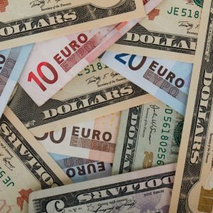 JAV doleris po spaudimu: ar metas ruoštis pigesniam kursui ir pigesnėms kelionėms?