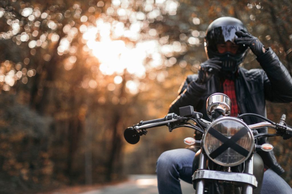 Ką kiekvienas motociklininkas turėtų žinoti apie saugų vairavimą? Prisitakymas prie kelio sąlygų.