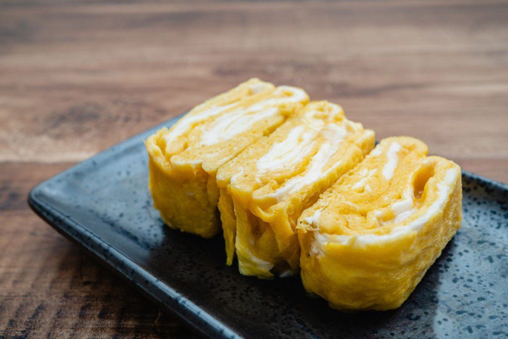 Ką skirtingos pasaulio šalys mėgsta gaminti iš kiaušinių? Japoniškas tamagoyaki patiekalas