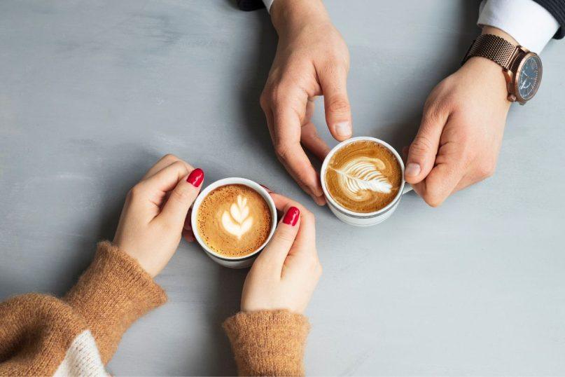 Kada iš tiesų geriausias metas mėgautis kava rytais?