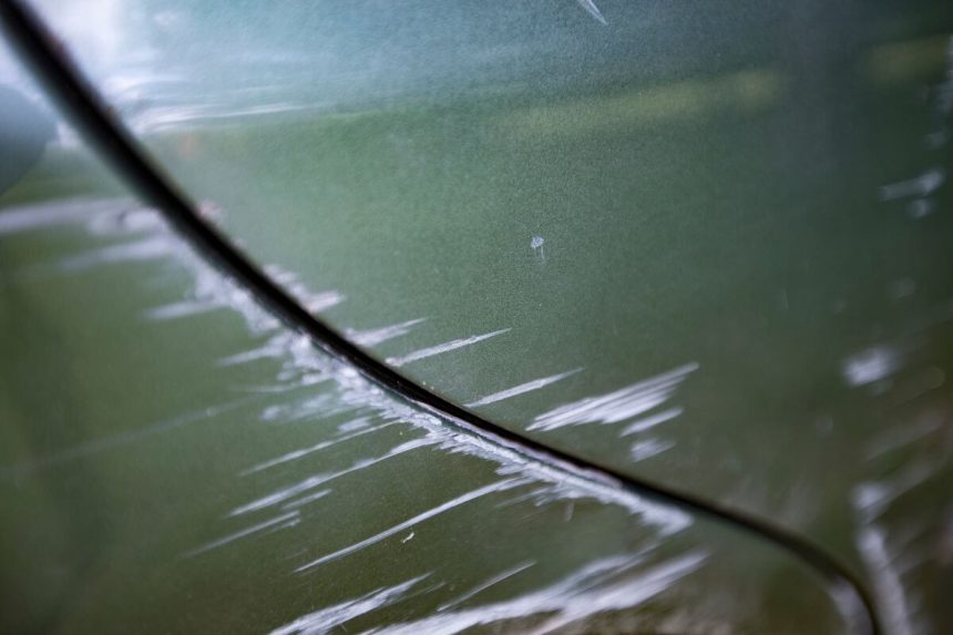 Kaip pašalinti įbrėžimus ant automobilio patiems?