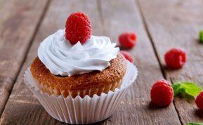 Keksiukai su avietėmis ir sviestine kepurėle