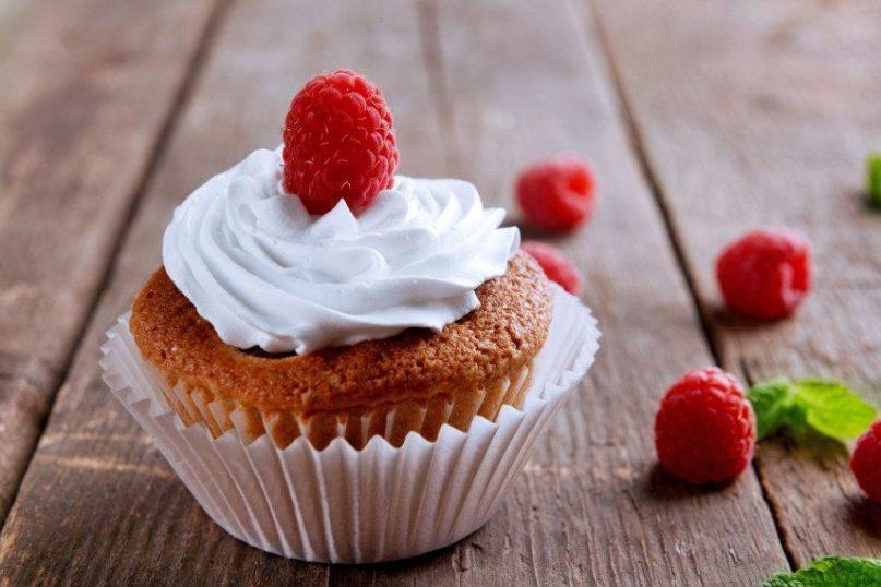 Keksiukai su avietėmis ir sviestine kepurėle