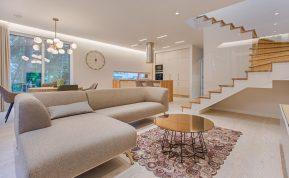 Kodėl baldų neglausti prie sienos? Priežastis tikrai nustebins