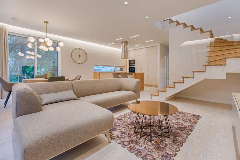 Kodėl baldų neglausti prie sienos? Priežastis tikrai nustebins