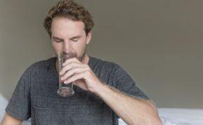 Kodėl neturėtumėte gerti vandens prieš miegą?