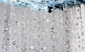 Koks skirtingo vandens poveikis odai ir plaukams.