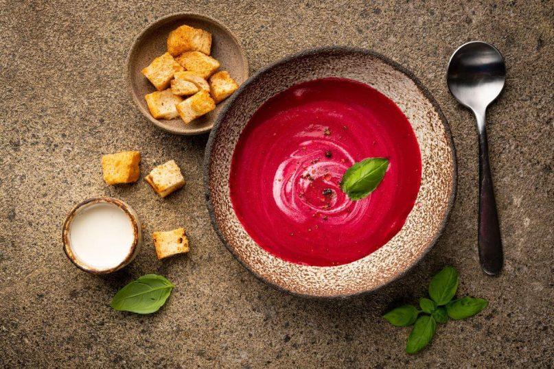 Kreminė keptų burokėlių sriuba su mėlynojo sūrio skrebučiais