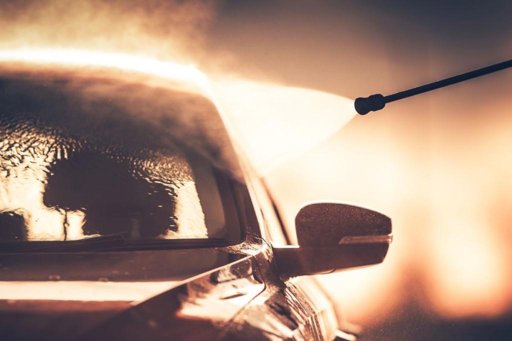 Lapai ant automobilio. Automobilio plovimas