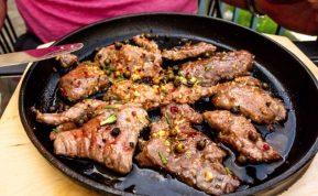 Lipni sojų ir imbiero kiauliena kepta orkaitėje