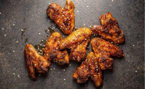 Lipnūs vištienos sparneliai su mangų salsa