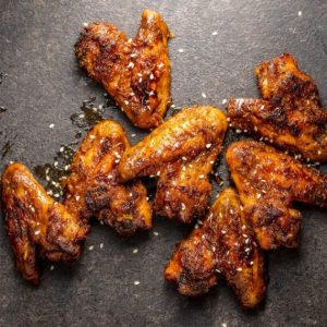 Lipnūs vištienos sparneliai su mangų salsa