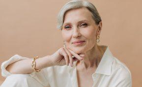 Makiažo patarimai moterims virš 50-ies padės atskleisti brandų grožį