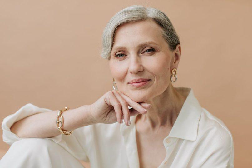 Makiažo patarimai moterims virš 50-ies padės atskleisti brandų grožį