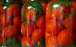 Marinuoti pomidorai su aviečių lapais, receptas žiemai