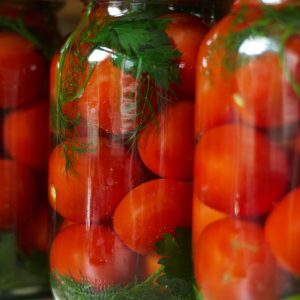 Marinuoti pomidorai su aviečių lapais, receptas žiemai