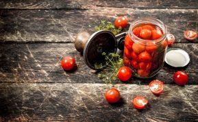 Marinuoti pomidorai su česnaku, kurių nereikia konservuoti