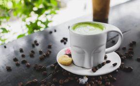 Matcha arbata, kava be kofeino - sveikatingumo žvaigždės