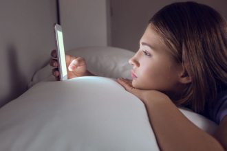 Mėlynos ekranų šviesos poveikis odai