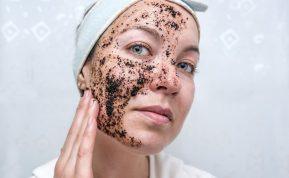 Naminis veido šveitiklis su kavos tirščiais.