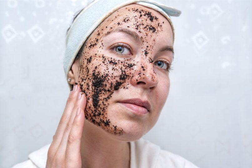 Naminis veido šveitiklis su kavos tirščiais.