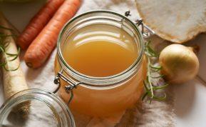 Namuose ruoštas kaulų sultinys