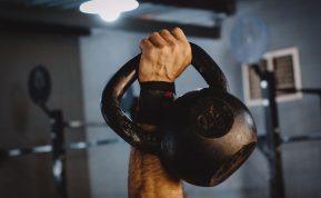 Naujos sporto ir sveikatingumo mados, kainuojančios traumas ir virškinimo problemas