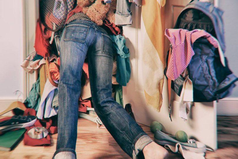 Netvarkinga moteris, sujaukti namai