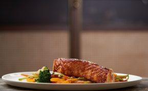 Orkaitėje keptas upėtakis su teriyaki padažu