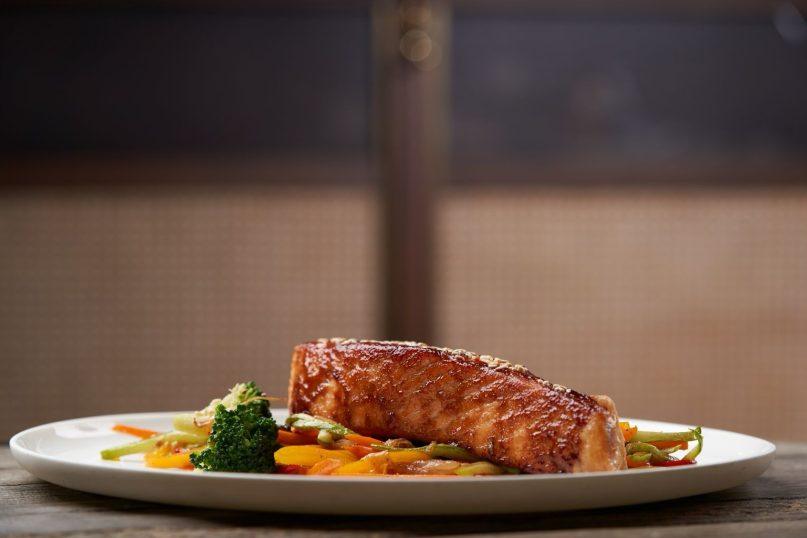 Orkaitėje keptas upėtakis su teriyaki padažu