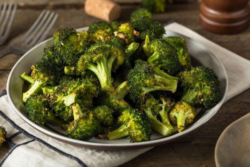Orkaitėje kepti brokoliai su padažu