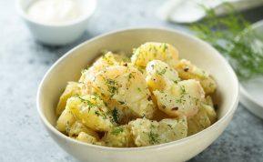 Paprastai paruošiamos bulvių salotos