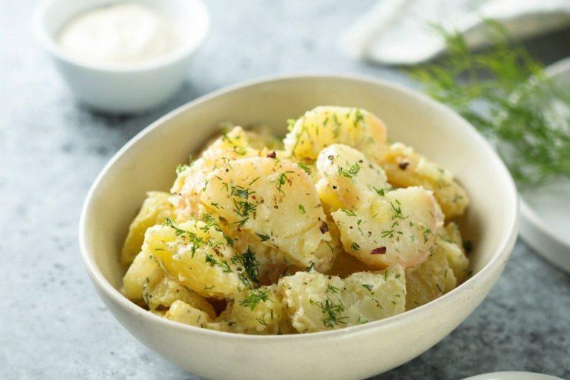 Paprastai paruošiamos bulvių salotos