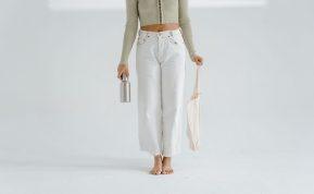 Plačios kelnės vėl užkariauja gatves ir podiumus. Kaip jas derinti?