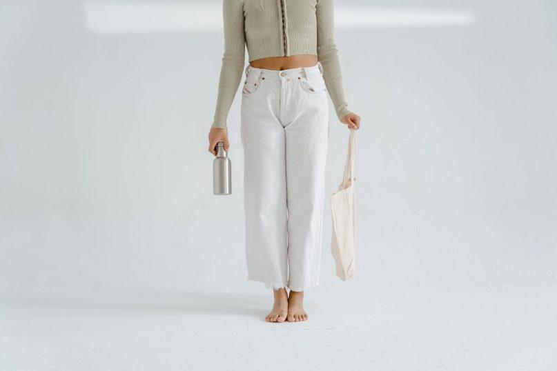 Plačios kelnės vėl užkariauja gatves ir podiumus. Kaip jas derinti?